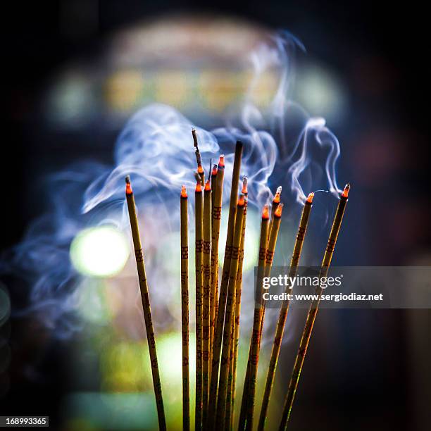 incense - wierook gefabriceerd object stockfoto's en -beelden