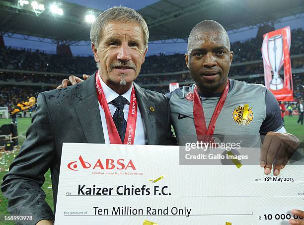 Stuart Baxter and Itumeleng Khune with the winnings during the Absa Premiership match between University of Pretoria and Kaizer Chiefs at Mbombela...