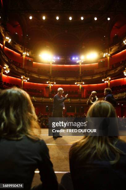 British playwright Edward Bond chats 30 January 2007 with high-school students during a theater workgroup at the Celestins Theater in Lyon. Bond one...