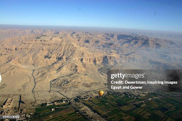 west bank overview - desertman foto e immagini stock