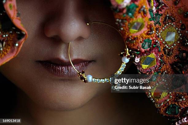 woman with traditional nose ring and veil - nose piercing - fotografias e filmes do acervo