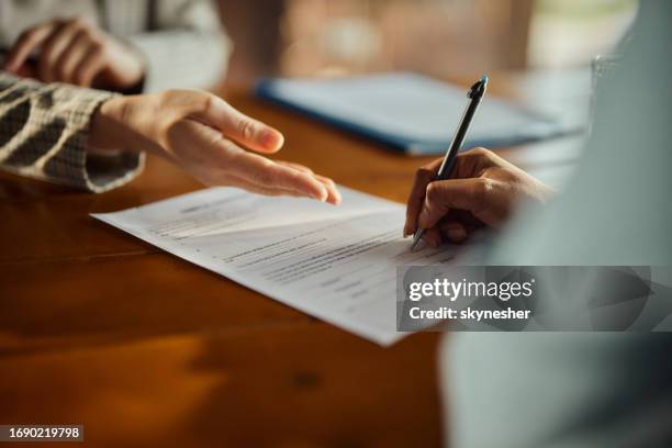 sign there please! - preencher um formulário imagens e fotografias de stock