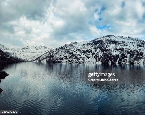view of tsomgo lake, east sikkim - tsomgo lake photos et images de collection
