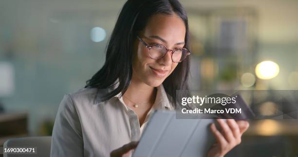 tarjeta de crédito, finanzas o mujer de negocios con tableta para el pago de comercio electrónico en el sitio web en la oficina. trabajador que lee, invierte o negocia con un operador financiero en una aplicación digital en internet a través de fintech - tecnología de finanzas fotografías e imágenes de stock