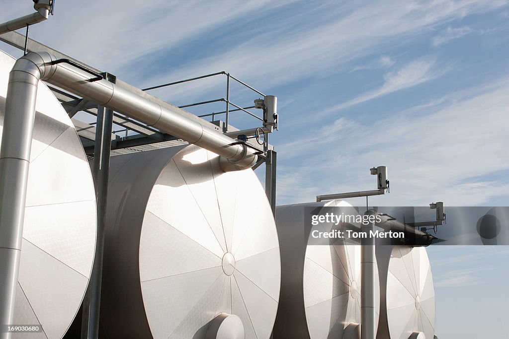 Tanks vor blauem Himmel