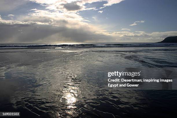 caswell bay reflections - desertman foto e immagini stock