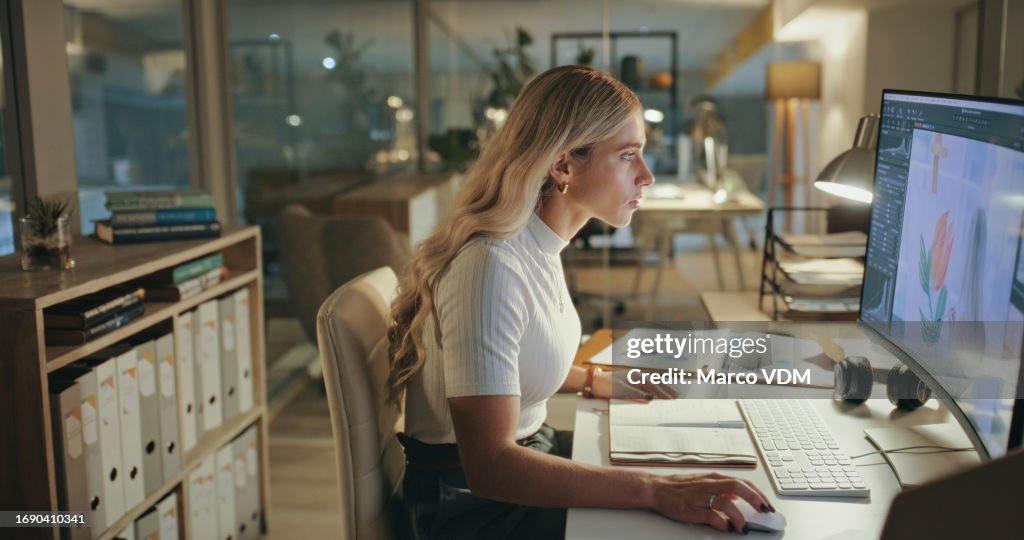 Nacht, Geschäftsfrau und Grafikdesigner am Computer im Büro am Tisch, der an der Deadline arbeitet. Kreativ, seriös und professionell am Schreibtisch, bei der Bearbeitung von Software und bei der Online-Retusche von Projekten im Startup.