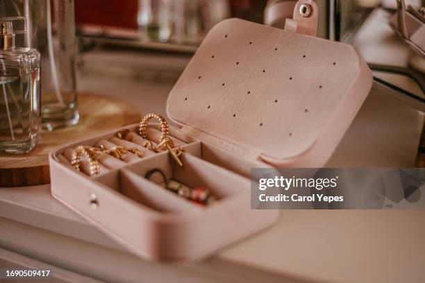 open pink jewelry box - schmuckschatulle stock-fotos und bilder