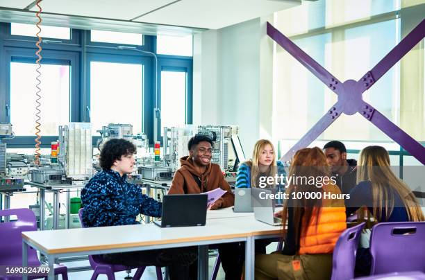 engineering students collaborating on computer design project - laatstejaars high school stockfoto's en -beelden