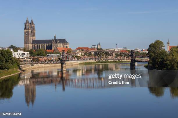 magdeburg skyline with historic lift bridge at elbe river (saxony-anhalt/ germany) - rust deutschland stock-fotos und bilder