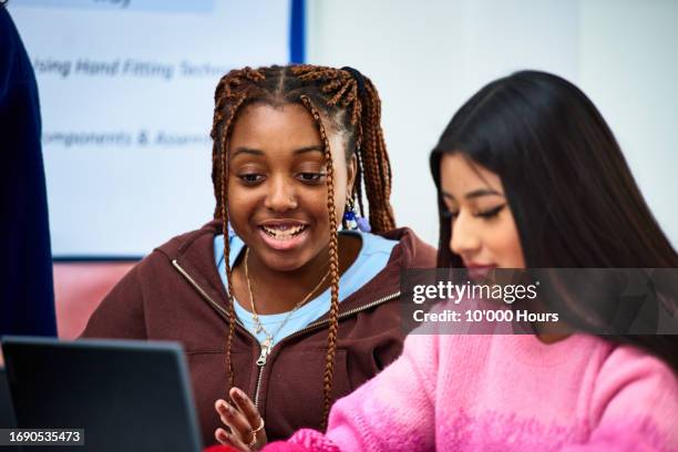 technical college students working together on laptop - school children in classroom using a computer stock pictures, royalty-free photos & images