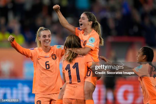 Lieke Martens of Holland Women celebrates 1-0 with Danielle van de Donk of Holland Women Jill Roord of Holland Women Esmee Brugts of Holland Women...