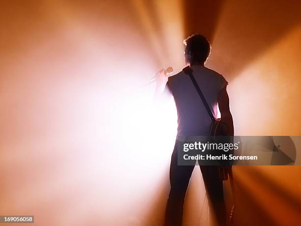 musician performing on stage - músico de rock imagens e fotografias de stock