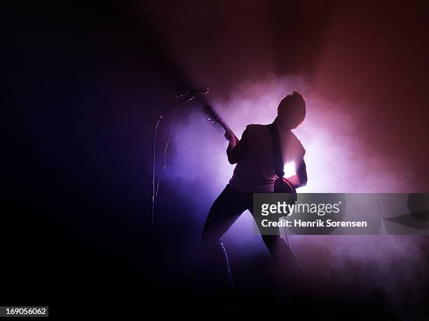 guitarist performing on stage - rock stockfoto's en -beelden