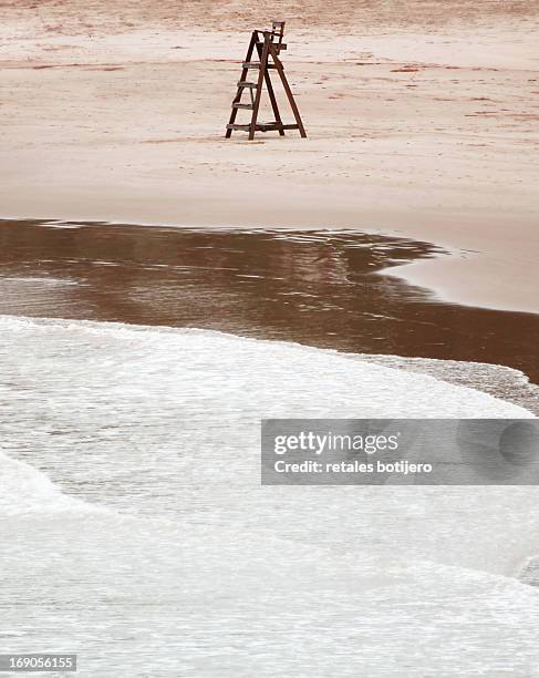 torre de socorrista en playa vacía - socorrista 個照片及圖片檔