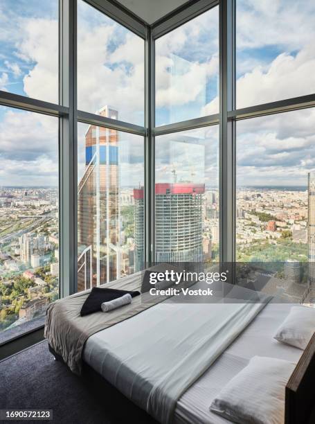 hotel room overlooking moscow-city - letto matrimoniale foto e immagini stock