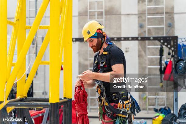 préparation de l’escaladeur industriel - rope high rescue photos et images de collection
