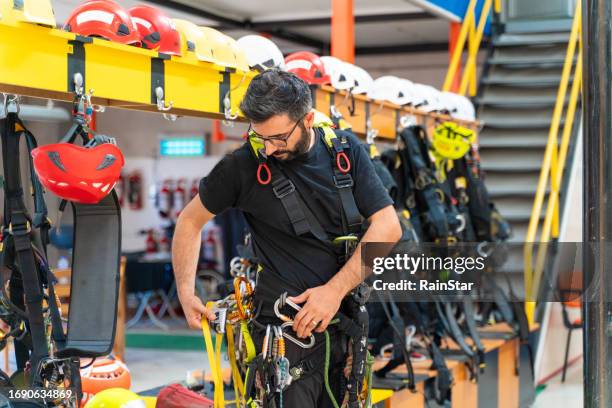 technicien d'accès de corde se préparant - rope high rescue photos et images de collection