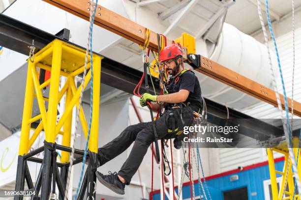 seilzugangstechniker arbeitet - sicherheitsgurt sicherheitsausrüstung stock-fotos und bilder