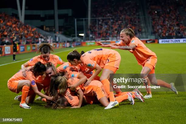 Renate Jansen of the Netherlands celebrates 2-1 with Wieke Kaptein of the Netherlands Jill Roord of the Netherlands Danielle van de Donk of the...