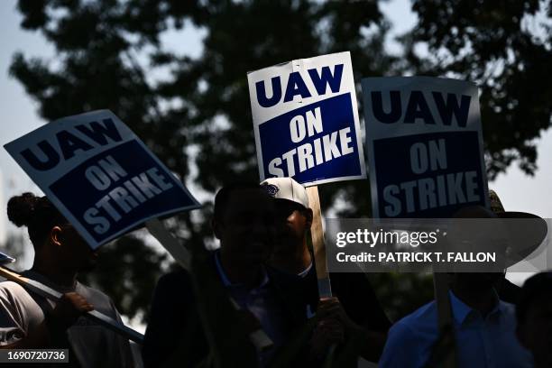 Members of the United Auto Workers Local 230 and their supporters walk the picket line in front of the Chrysler Corporate Parts Division in Ontario,...