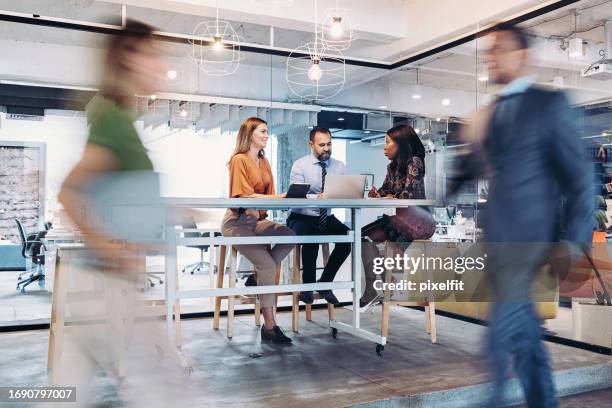 bewegung im modernen büro - bewegungsunschärfe büro stock-fotos und bilder