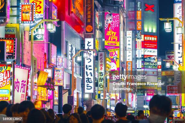 illuminated neon signs in shinjuku, tokyo, japan - prefettura di tokyo foto e immagini stock