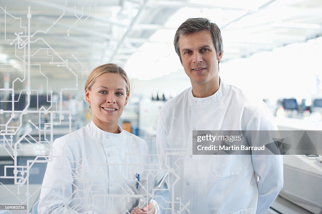 Les scientifiques debout devant écran tactile en laboratoire