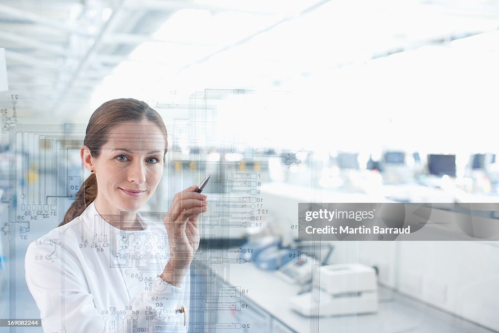 Wissenschaftler im Labor mit Touchscreen