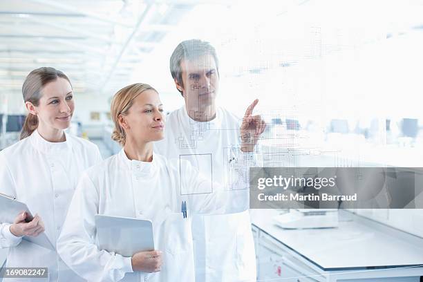 137 Scientist Pointing At Computer Screen Stock Photos, High-Res ...