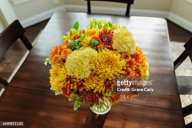 fresh flowers on dining table - a fall from grace - fotografias e filmes do acervo