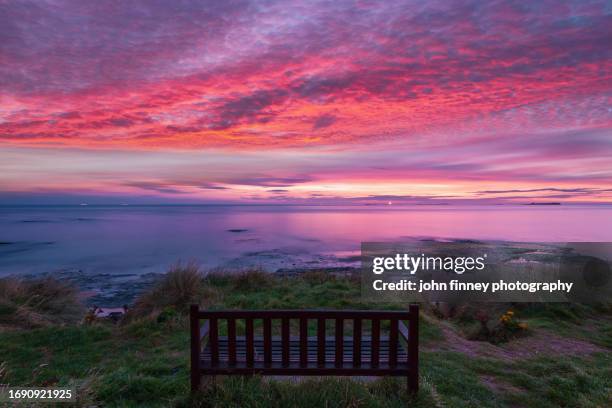 bamburgh beach bench seat with a view - northumberland - uk - the bigger picture englische redewendung stock-fotos und bilder