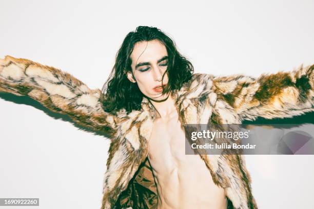 young male model with make-up - rockmuzikant stockfoto's en -beelden