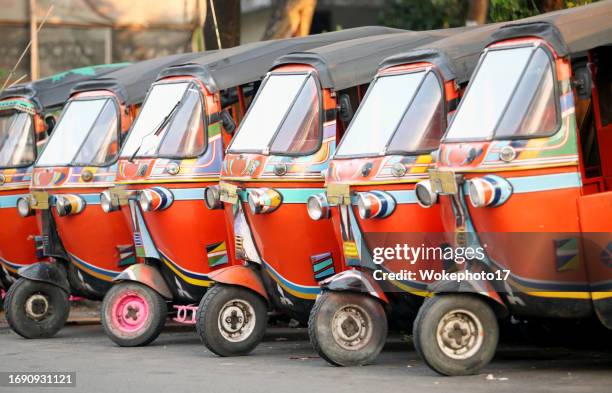 tuk tuk - indonesia bikes traffic stockfoto's en -beelden