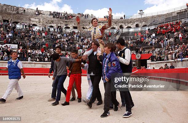 French bullfighter Juan Leal receives an ovation during the 61st annual Pentecost Feria de Nimes at Nimes Arena on May 19, 2013 in Nimes, France. The...