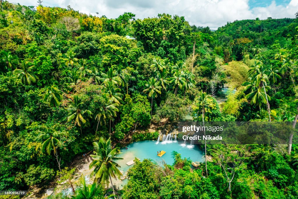 Schöne und malerische Wasserfälle Cambugahay Falls, Siquijor, Philippinen