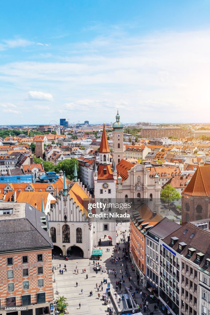Stadtbild von München mit dem berühmten Alten Rathaus am Marienplatz