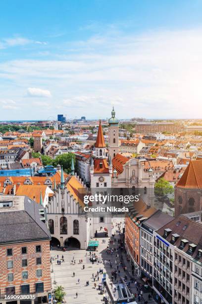 cityscape of munich with famous old town hall on the central square marienplatz - münchen stockfoto's en -beelden