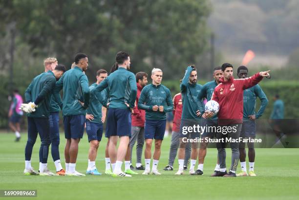 Arsenal manager Mikel Arteta talks to his players during a training session at London Colney on September 19, 2023 in St Albans, England.