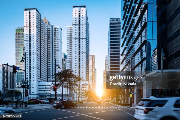 bürogebäude in, makati, dem geschäftsviertel von metro manila. - makati stock-fotos und bilder