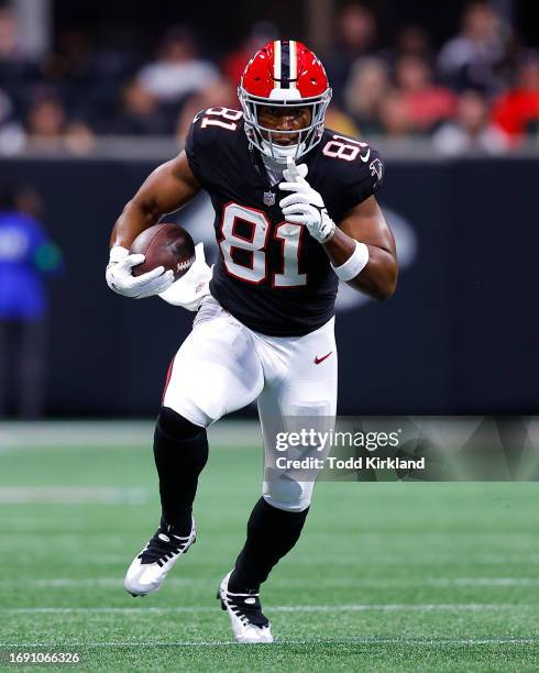 Jonnu Smith of the Atlanta Falcons makes a reception during the first quarter against the Green Bay Packers at Mercedes-Benz Stadium on September 17,...