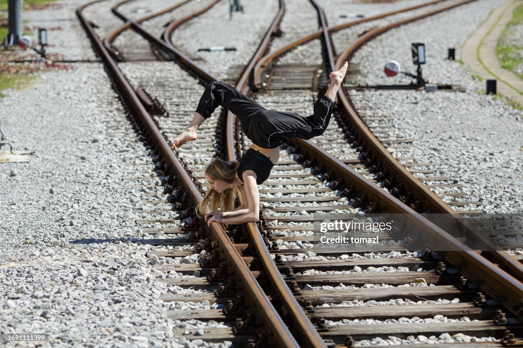 https://media.gettyimages.com/id/1691111399/photo/urban-dancer-on-railroad-tracks.jpg?s=2048x2048&w=gi&k=20&c=UyxkhhVyJ9TJ8sXEtp8LjN4aZMDU8BbWPOnTVb6QLng=