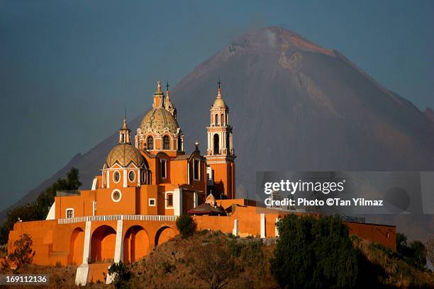 under the volcano - puebla state 個照片及圖片檔