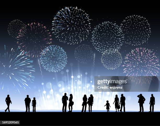 menschen beobachten sie das feuerwerk - knallkörper stock-grafiken, -clipart, -cartoons und -symbole