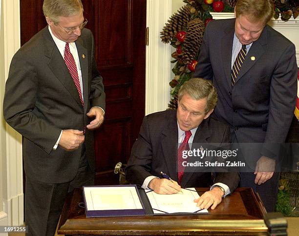Signing Ceremony Photos and Premium High Res Pictures - Getty Images