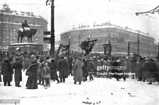 'La Revolution Russe; Les premieres manifestations sur la place Znamenskaia, a Petrograd, devant le monument d'Alexandre III; deja, les drapeaux...