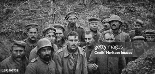 'Notre attaque du 16 avril 1917; Prisonniers dans un boyau, au Godat, a l'Ouest de Reims: notre premiere journee d'offensive nous valut, avec 10,000...