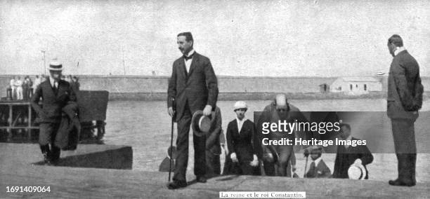 'Les Evenements de Grece; Apres avoir quitte la terre grecque, le 14 juin, a bord du yacht royal <Sphacteria>, Constantin et sa familie debarquent,...