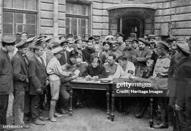 'Les Soubresauts de la Russie; Un bureau de recrutement pour engages volontaires a Petrograd, en juillet et aout 1917: tandis que l'armee reguliere...