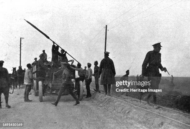 'Les Fuyards; Un auto camion emportant des soldats avec un drapeau est evacué par ses occupants; a droite, un des officiers anglais dont les...